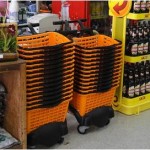 carrinho de supermercado com cestos laranja e preto